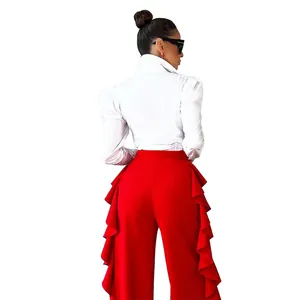 Vista trasera de pantalones rojos de talle alto y pierna ancha con volantes laterales