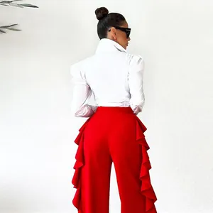 Vista trasera de pantalones anchos rojos con volantes y camisa blanca de manga abullonada