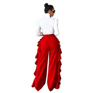 Vista trasera de pantalones rojos de talle alto con detalles de volantes en los lados