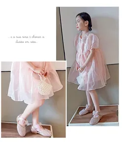Detail von rosa Prinzessinnenschuhen für Mädchen mit Perlen und Schleife