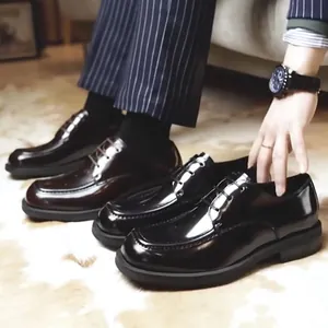 Detailansicht handgefertigter Business-Lederschuhe mit quadratischer Kappe in Schwarz.