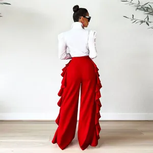 Vista trasera detallada de pantalones rojos de talle alto con volantes y camisa blanca con volantes