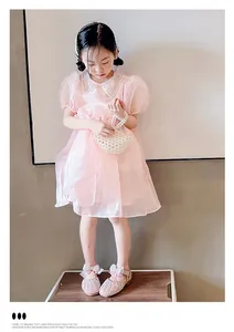 Detailansicht rosa Prinzessinnenschuhe für Mädchen mit Perlen-Schleifen und Netzstoff.