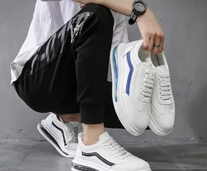 Dettaglio di sneaker bianche da uomo con suola a cuscinetto d'aria traslucida e blu.