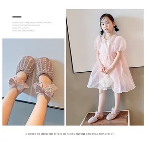 Detail von rosa Mädchen Prinzessinnenschuhen mit Perlen und glitzernden Schleifen