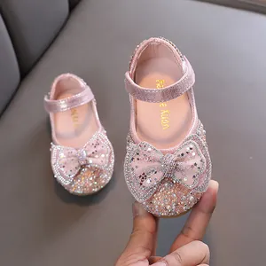 Scarpe da principessa rosa glitterate per bambina con fiocco di strass e velcro.