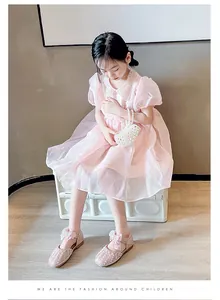Detailansicht der rosa Prinzessinnenschuhe mit Perlen und Schleifen für Mädchen
