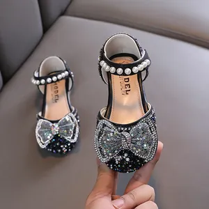 Glitzernde schwarze Mädchen Prinzessin Schuhe mit Perlenriemen und großem Strassbogen