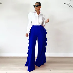 Vista de cuerpo entero de pantalones anchos de talle alto con volantes azul real