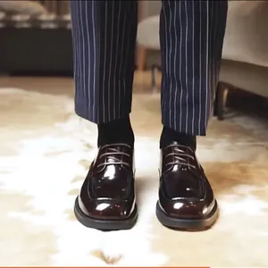 Detailansicht der dunkelbraunen Herren Lederschuhe mit quadratischer Spitze für Business