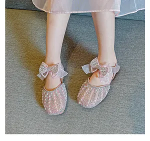 Nahaufnahme der rosa Prinzessinnenschuhe mit Strasssteinen und Perlenbogendetails