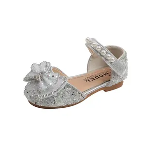 Elegante silberne Mädchen Prinzessinnen Schuhe mit Strassschleife und Perlenriemen.