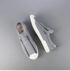 Κοντινό πλάνο γκρι ανδρικών sneakers από πλέγμα με μοναδικό σχέδιο με διπλό φερμουάρ