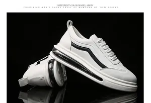 Dettaglio ravvicinato delle sneakers casual bianche da uomo con suola ammortizzata.