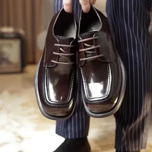 Nahaufnahme von dunkelbraunen handgefertigten Herren Business-Casual-Lederschuhen