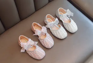 Elegante Prinzessinnen-Schuhe für Mädchen mit Strassschleifen und Perlen in Rosa und Silber.