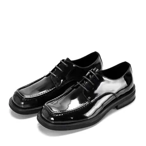 Nahaufnahme der glänzenden schwarzen Derby-Schuhe aus Lackleder für Herren mit Karree-Spitze