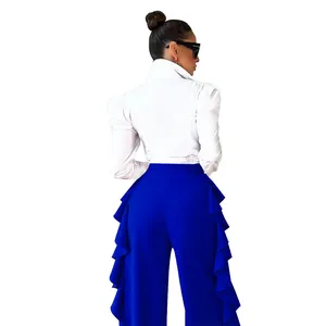 Vista trasera detallada de pantalones azules de pierna ancha con volantes