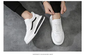 Primo piano di sneakers bianche da uomo con striscia nera e suola a cuscinetto d'aria a terra