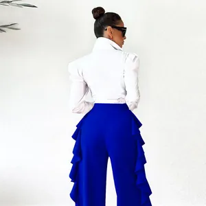 Vista trasera de pantalones elegantes de talle alto y pierna ancha azul con volantes
