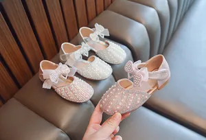 Detail von rosa Prinzessinnenschuhen für Mädchen mit Strasssteinen und Perlen