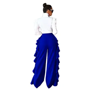 Vista trasera detallada de elegantes pantalones azules de talle alto con volantes