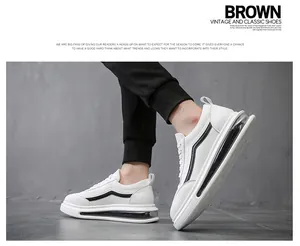 Vista laterale dettagliata di sneaker bianche da uomo con striscia a onda e ammortizzazione.