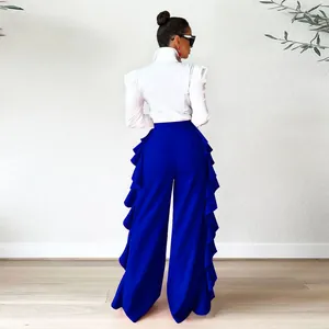 Vista detallada de los elegantes pantalones anchos azul real con volantes.