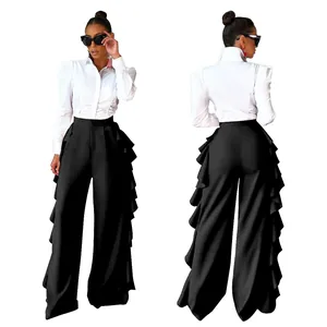 Detalle de pantalones negros de cintura alta con elegantes volantes laterales