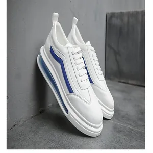 Dettaglio laterale di sneaker casual da uomo bianche con strisce blu e suola a cuscinetto