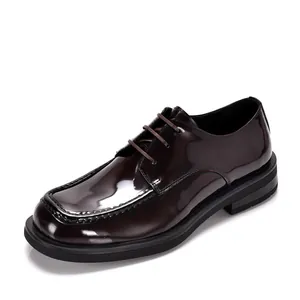 Detailaufnahme glänzender dunkelbrauner Herren-Lederschuhe mit quadratischer Kappe.