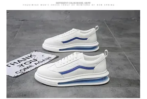 Dettaglio di scarpe casual bianche da uomo con striscia blu e suola con ammortizzazione ad aria.