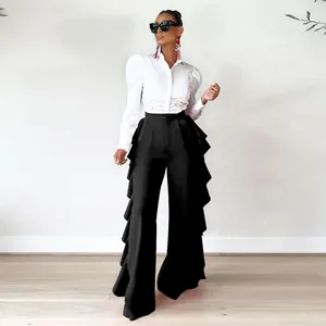 Detalle de pantalones de pierna ancha con talle alto y volantes laterales para mujer