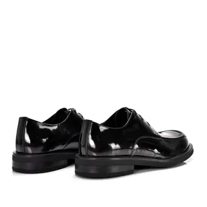 Rückansicht glänzend schwarzer Herren-Lederschuhe mit modischem Karree-Design