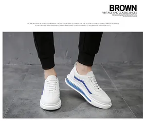 Primo piano di sneaker bianche da uomo con strisce blu e suola con cuscinetto d'aria.