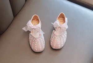 Detailansicht der rosa Prinzessinnenschuhe für Mädchen mit Perlen und Strassschleife