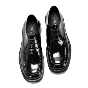 Draufsicht auf schwarze Herren-Business-Schuhe aus Lackleder mit quadratischer Spitze