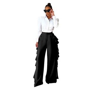 Vista detallada de elegantes pantalones negros de talle alto con volantes laterales
