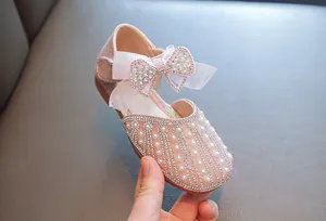 Detailansicht der rosa Prinzessinnenschuhe mit Strass-Schleife und Perlen für Mädchen