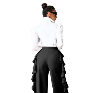 Vista trasera detallada de pantalones de talle alto con elegantes volantes laterales.