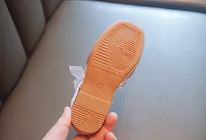 Detailansicht der rutschfesten Gummisohle Größe 28 am Mädchen-Prinzessinenschuh