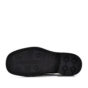 Detailansicht der rutschfesten Gummisohle für Herren-Lederschuhe mit quadratischer Kappe