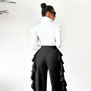 Vista trasera de pantalones negros de talle alto con volantes laterales elegantes