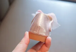 Detailansicht der rosa-metallic Mädchen-Prinzessin-Schuhferse mit robuster Gummisohle
