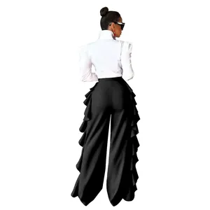 Vista posterior detallada de elegantes pantalones negros de talle alto y pierna ancha con volantes