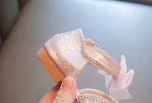 Nahaufnahme von rosa Metallic-Prinzessinenschuhen für Mädchen mit Klettverschluss