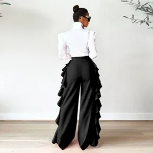Vista trasera de pantalones negros elegantes de talle alto con volantes laterales.