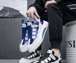 Detail von trendigen High-Top-Sneakern mit blauem Patchwork, Klettverschluss und Luftpolster