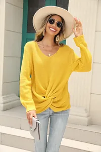 Vue détaillée d'un pull en tricot jaune à col en V avec un nœud torsadé devant