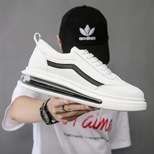 Sneakers bianche traspiranti da uomo con suola a cuscinetto d'aria e dettagli neri.
